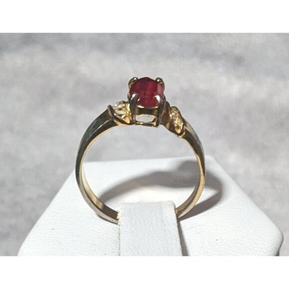Elegant Gold Tone Ring With Red And Clear Stones Size 7 - Picture 3 of 11